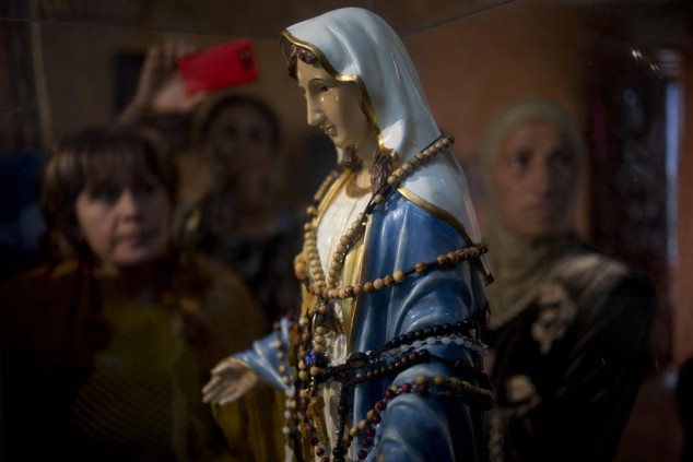 catholic-statue-virgin-mary-weeping-oil-in-israel