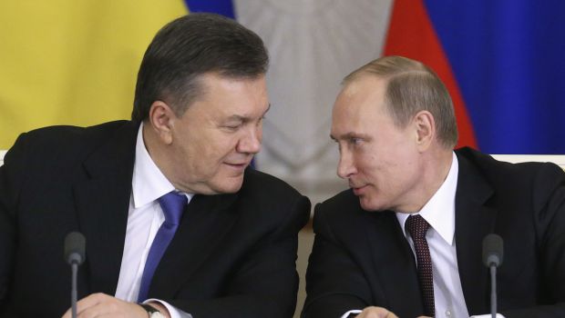 Presidente da Rússia Putin olha para o seu homólogo ucraniano Yanukovich durante uma cerimônia de assinatura, após uma reunião da Comissão Interestadual russo-ucraniana no Kremlin em Moscou