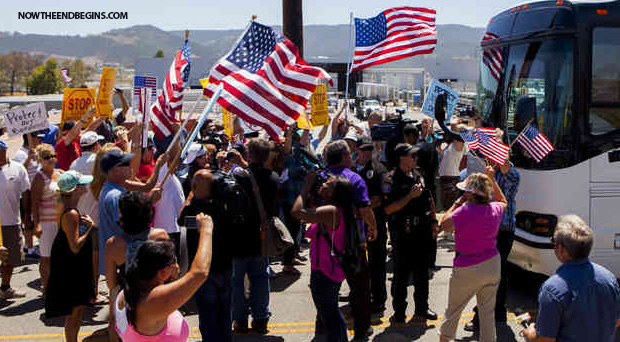 american-ilegal-inmigrantes-manifestantes-en-texas-a su vez-copias de seguridad de la patria-buses