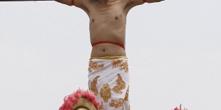 Catholics Nailed To Crosses In The Philippines In Mocking Re-enactment Of Jesus’ Death Catholics Nailed To Crosses In The Philippines In Mocking Re-enactment Of Jesus’ Death