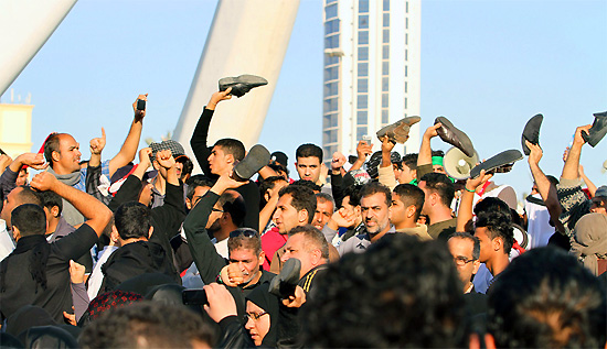 bahrain-protesters-retake-capital