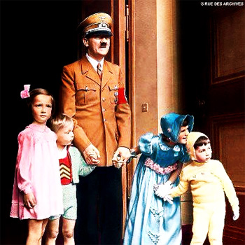 obama-and-hitler-surround-themselves-wth-children-gun-control