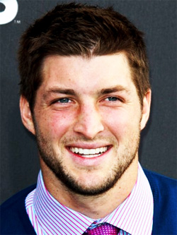 tim-tebow-draws-20000-huge-crowds-in-las-vegas-church-march-6-2012