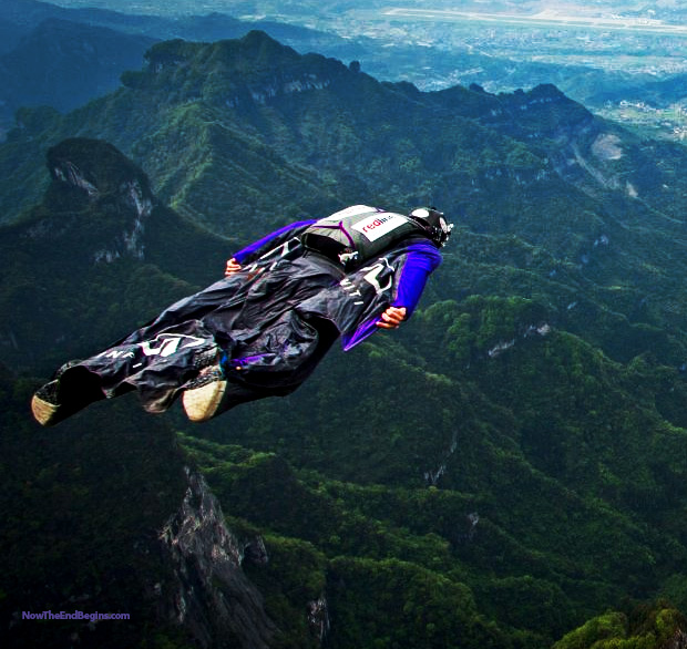 two-daredevil-wingsuit-divers-flyers-tianmen-mountain-china-extreme-sports