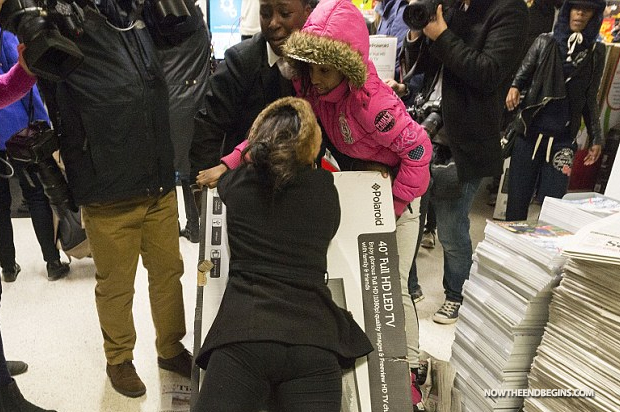 black-friday-shoppers-fights-2014-video