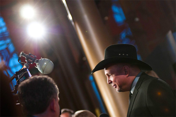 garth-brooks-point-of-light-institute-loves-barack-obama-to-death