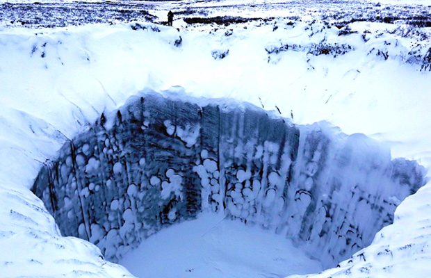 russia-siberia-mysterious-craters-unexplained-yamal-peninsula-sinkholes-end-of-world