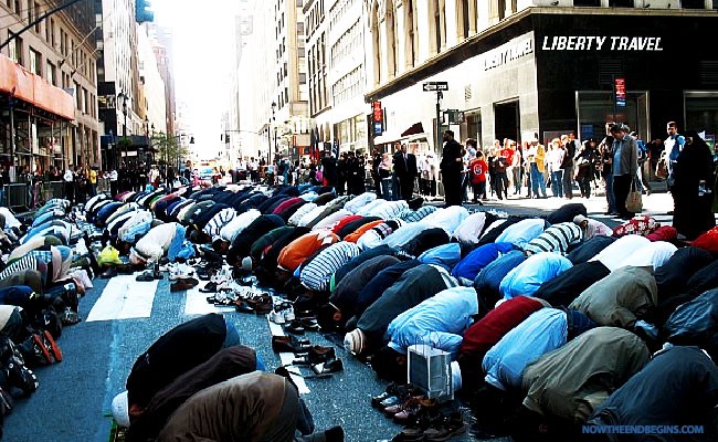 muslim-day-parade-new-york-city-praying-in-streets