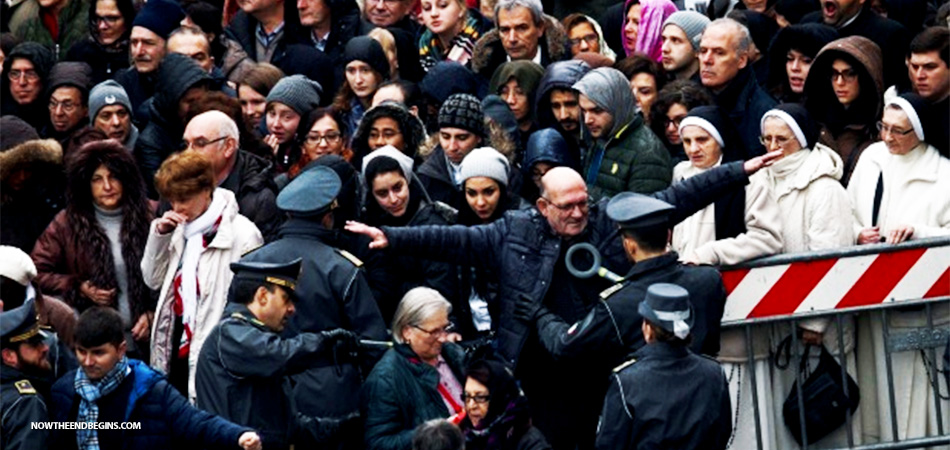 pope-francis-holy-year-security-guards-submachine-guns