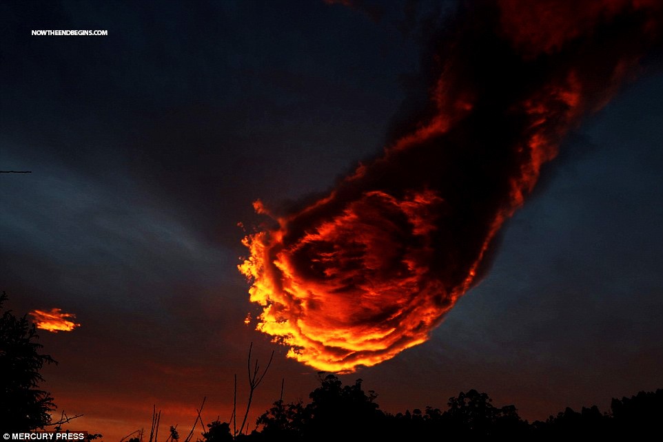 hand-fist-of-god-cloud-heaven-portugal-amazing-weather-nteb