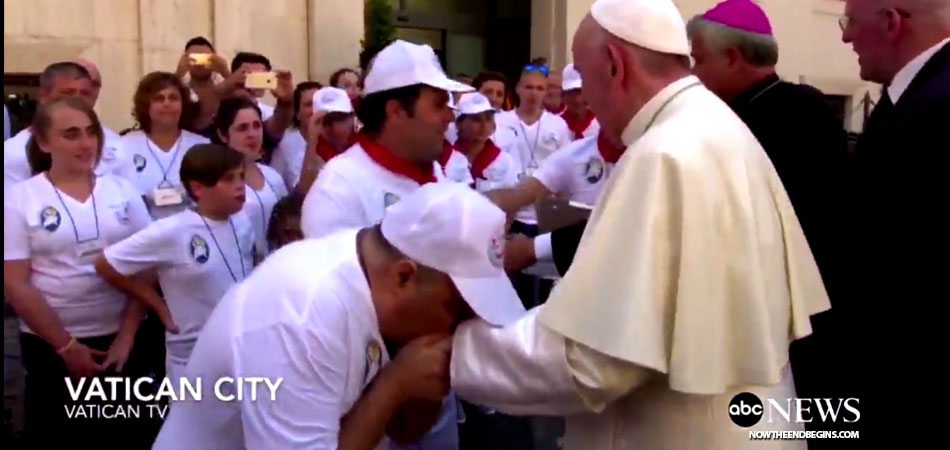 pope-francis-receives-worship-while-serving-pizza-to-homeless-vatican-city