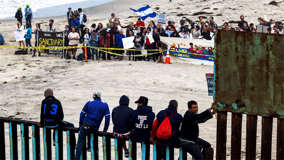 honduran-migrants-burn-american-flag-george-soros-02