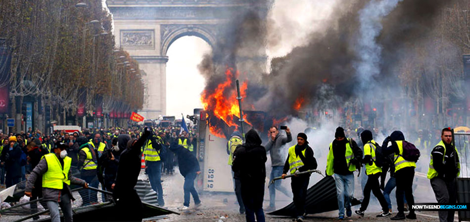 macron-must-resign-yellow-vest-protests-paris-france
