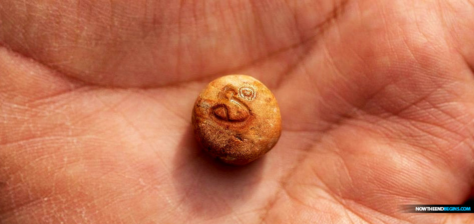 rare-biblical-bekah-stone-weight-from-first-temple-period-found-western-wall-jerusalem-israel-archaeologist-antiquities-authority-2018