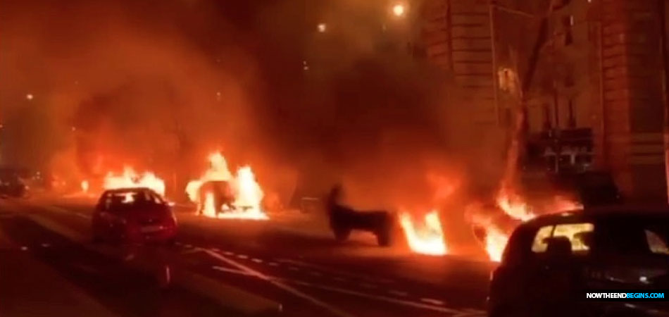 macron-out-yellow-vest-protests-paris-seventh-week-eiffel-tower-engulfed-smoke-01