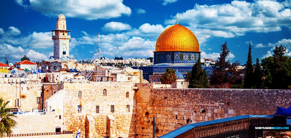 jerusalem-israel-temple-mount-jews-muslims-praying-together-al-aqsa-mosque-abraham-accords