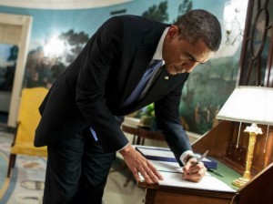 obama-writing-letter-wh-photo-benghazi-murder-victim-tyrone-woods-father